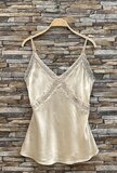 Beige satijnen top met verstelbare bandjes en kantdetails_