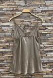 Taupe satijnen top met verstelbare bandjes en kantdetails_