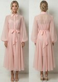 Luxe lange hemdjurk in roze met strikceintuur – elegante resort chic stijl_