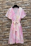 Pastel roze wikkeljurk met strikceintuur_