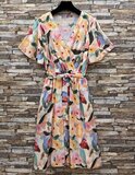 Luchtige bloemenjurk pastel – Elegante damesjurk met strikceintuur_