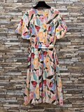 Luchtige bloemenjurk pastel – Elegante damesjurk met strikceintuur_