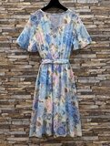 Pastel blauwe gebloemde wikkeljurk met strikceintuur_