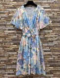 Pastel blauwe gebloemde wikkeljurk met strikceintuur_