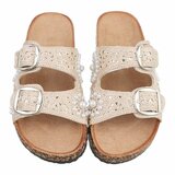 Beige dames slippers met pareldetails en gespen-Corry_
