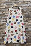 Witte viscose jurk met kleurrijke stippenprint_