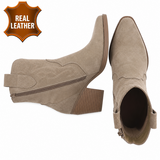Beige leren western enkellaarsjes met hak-Antina_