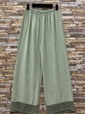 Kakigroene viscose set met gehaakte details_