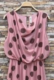Roze midi jurk met stippen en watervalhals _