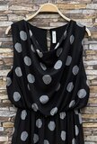 Zwarte midi jurk met stippen en watervalhals_