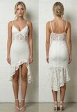 Witte kanten midi jurk met asymmetrische zoom_