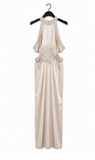 Beige satijnen maxi jurk met bloemmotief, open rug en kantdetails_