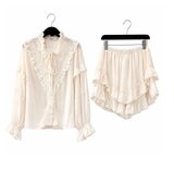 Crèmekleurige romantische set met kanten details en volantshort_