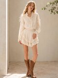 Crèmekleurige romantische set met kanten details en volantshort_