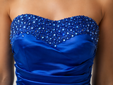 Koningsblauwe satijnen strapless cocktailjurk met strass en volumineuze rok_
