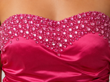 Fuchsia satijnen strapless cocktailjurk met strass en volumineuze rok_