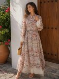 Lange beige bloemenjurk met romantische print en volantdetails_
