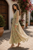 Lange groene bloemenjurk met romantische print en volantdetails_