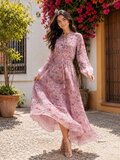 Lange roze bloemenjurk met romantische print en volantdetails_