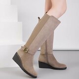 Taupe suède stretch laarzen met sleehak en gesp-Janella_