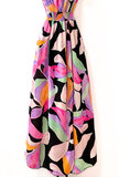 Trendy en chique armloze maxi halterjurk in gemixte kleuren._