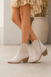 Beige suede western enkellaarsjes met hak-Alesha_