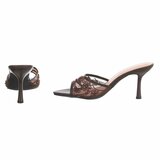 Bruine mules met parels en bloemen-Benthe_