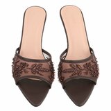 Bruine mules met parels en bloemen-Benthe_
