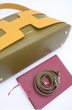 Luxe two-tone handtas in kaki-mosterdgeel met geometrisch design – premium kwaliteit_