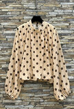 Elegante beige blouse met bruine stippen en volumineuze mouwen_