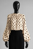 Elegante beige blouse met bruine stippen en volumineuze mouwen_