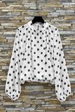 Elegante witte blouse met zwarte stippen en volumineuze mouwen_