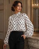 Elegante witte blouse met zwarte stippen en volumineuze mouwen_