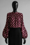 Elegante bordeaux blouse met beige stippen en volumineuze mouwen_