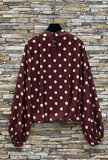Elegante bordeaux blouse met beige stippen en volumineuze mouwen_