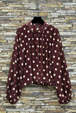 Elegante bordeaux blouse met beige stippen en volumineuze mouwen_