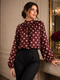 Elegante bordeaux blouse met beige stippen en volumineuze mouwen_