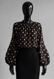 Elegante bruine blouse met beige stippen en volumineuze mouwen_