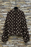 Elegante bruine blouse met beige stippen en volumineuze mouwen_