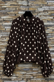 Elegante bruine blouse met beige stippen en volumineuze mouwen_