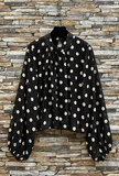 Elegante zwarte blouse met beige stippen en volumineuze mouwen_