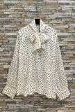 Elegante beige blouse met stippen en strik_