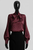 Elegante bordeaux blouse met stippen en strik_