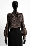 Elegante bruine blouse met stippen en strik_