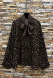 Elegante bruine blouse met stippen en strik_