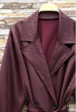 Bordeaux trenchcoat met ceintuur en print_