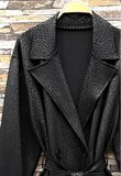 Zwarte trenchcoat met ceintuur en print_
