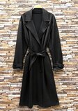 Zwarte trenchcoat met ceintuur en print_