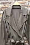 Taupe trenchcoat met ceintuur en print_
