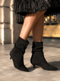 Bottines noires en suédine à plis élégants et talon-Selise_